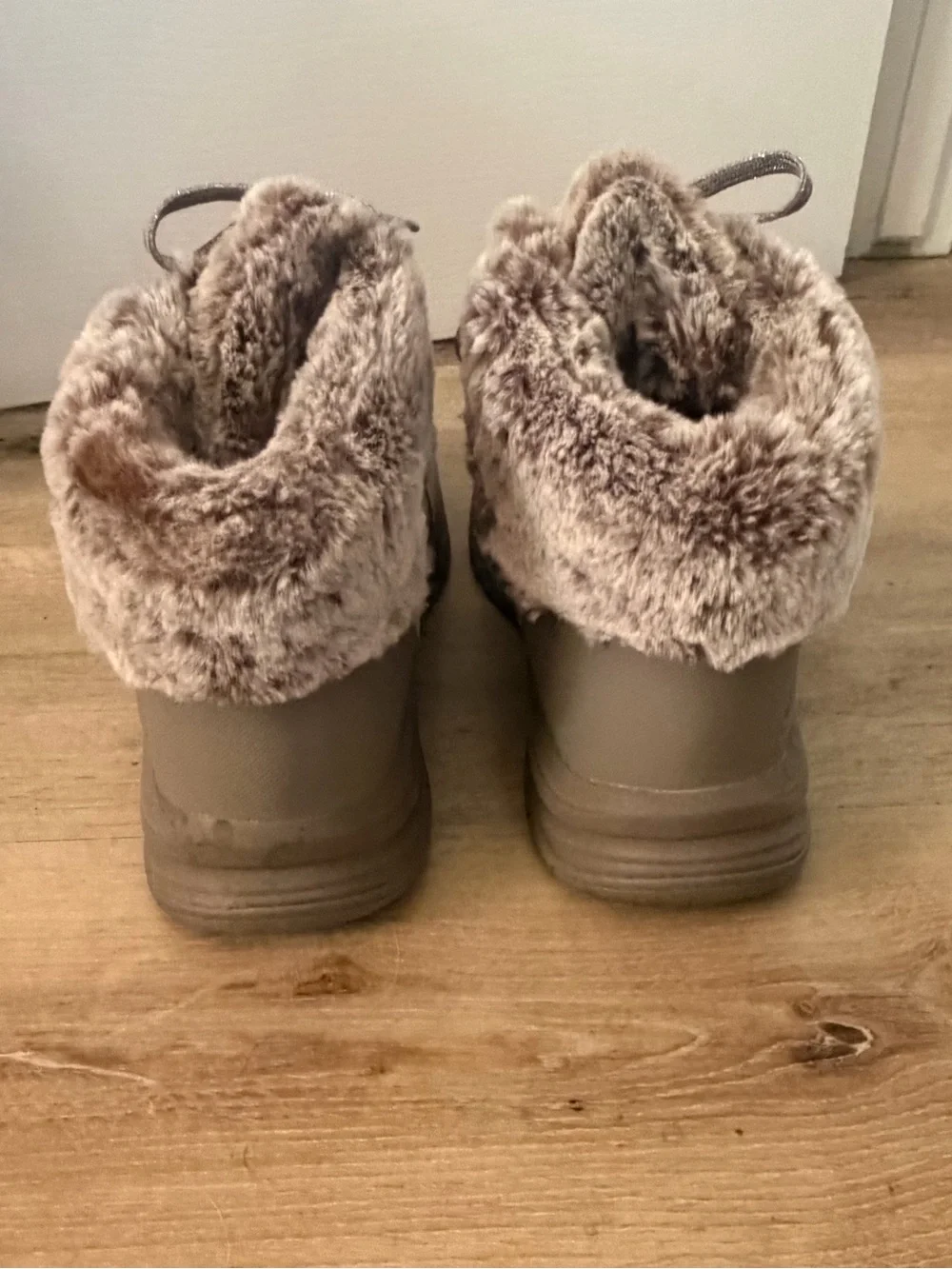 Skechers Women's  Faux-Fur Collar Lace-Up Winter Hiking Boots Waterproof